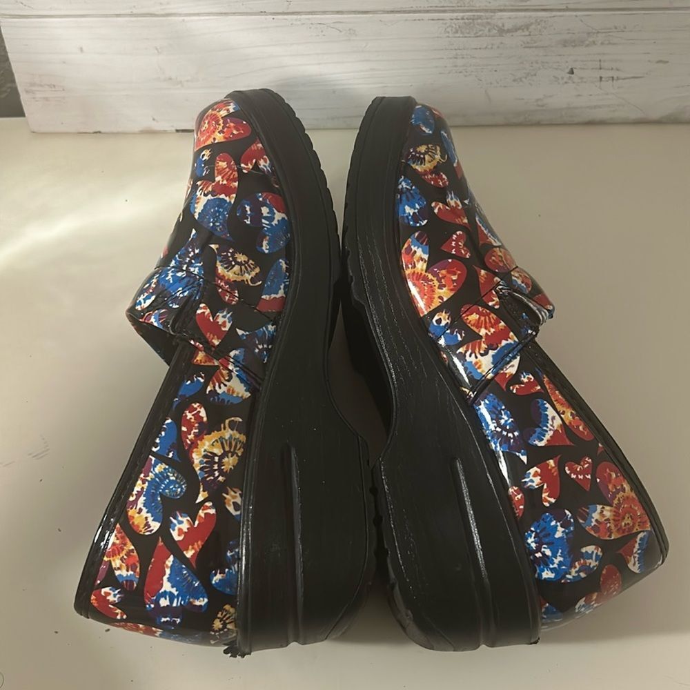 Easy Works By Easy Street Laurie 7 W Clogs Tie Dye Hearts Slip Resistant - Picture 5 of 7